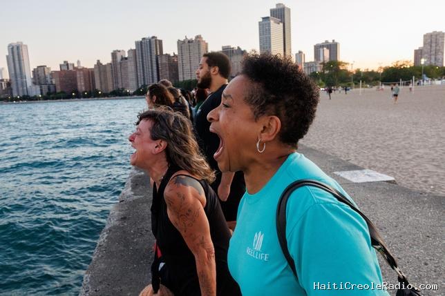 À Chicago et au-delà, on se rassemble pour une activité cathartique : crier