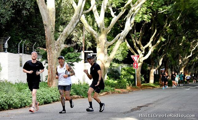 À Johannesburg, les clubs de course à pied rapprochent les gens au petit trot