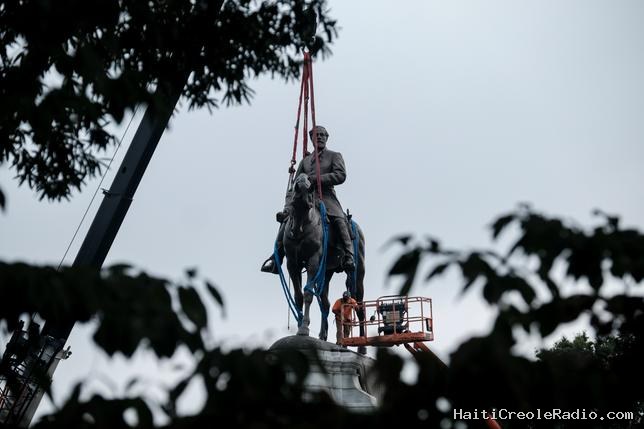 À l’approche des 250 ans des États-Unis, on réinstalle les statues déboulonnées