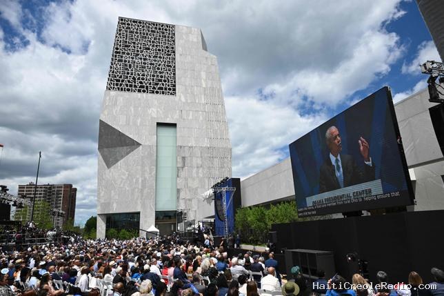 À l’inauguration du musée Obama, “des stars hollywoodiennes et des piques subtiles à Trump”