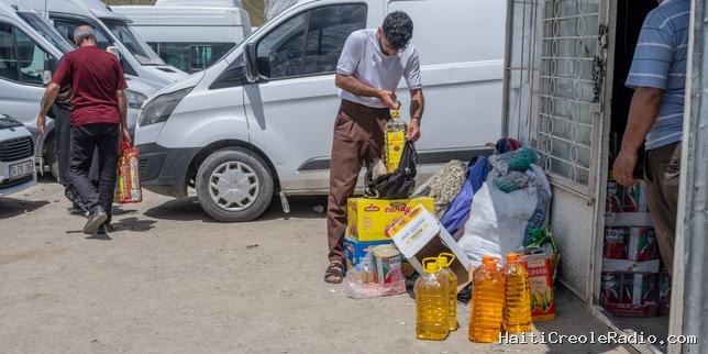 A la frontière entre l’Iran et la Turquie, le petit commerce de survie des Iraniens, miroir d’une économie exsangue