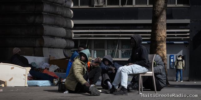 A Paris, sous les tentes du métro Stalingrad, « l’errance » sans fin des exilés