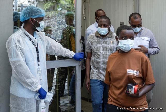 Accolades et poignées de main interdites, l’Ouganda prend des mesures contre l’Ebola