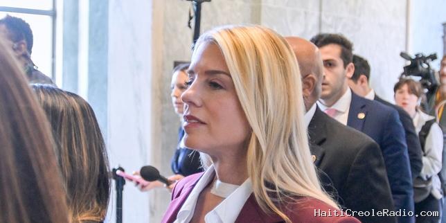 Affaire Epstein : Pam Bondi, l’ex-ministre de la justice de Donald Trump, reconnaît des « erreurs dans le caviardage » des documents publiés, mais défend « la transparence » de l’administration