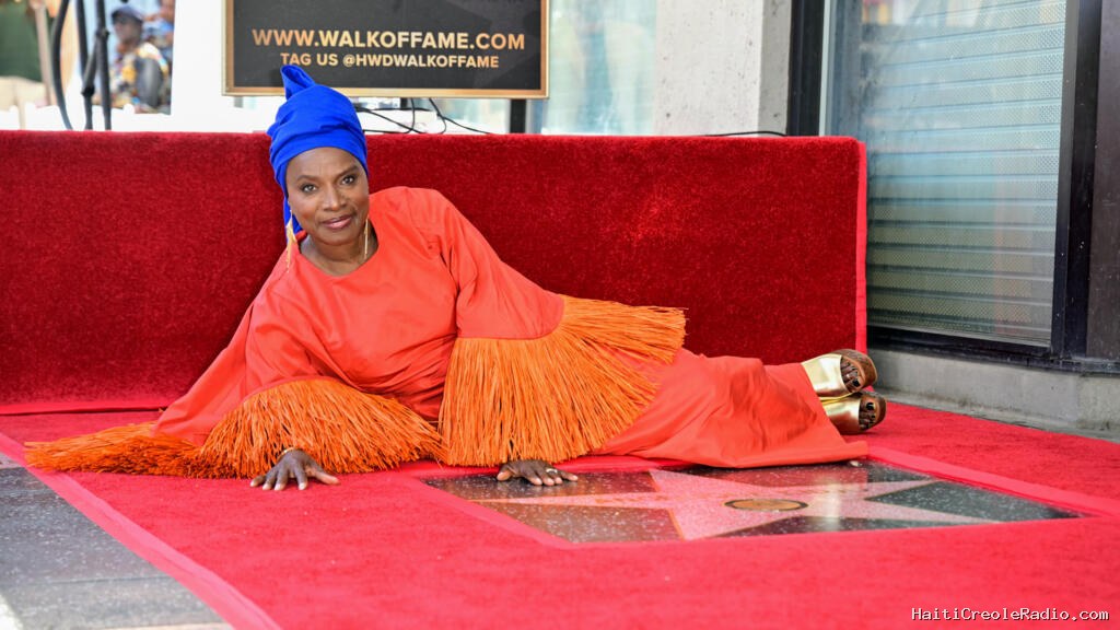 Angélique Kidjo, première chanteuse africaine "étoilée" sur le "Walk of Fame" d'Hollywood