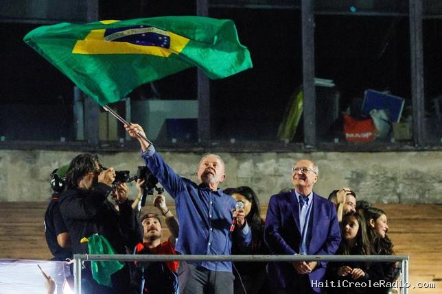 Après la réélection surprise de Lula, scènes de liesse et “cris de guerre”