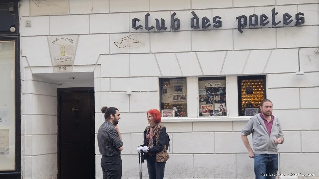 Au Club des poètes à Paris, la magie de la poésie lutte contre la prose morose