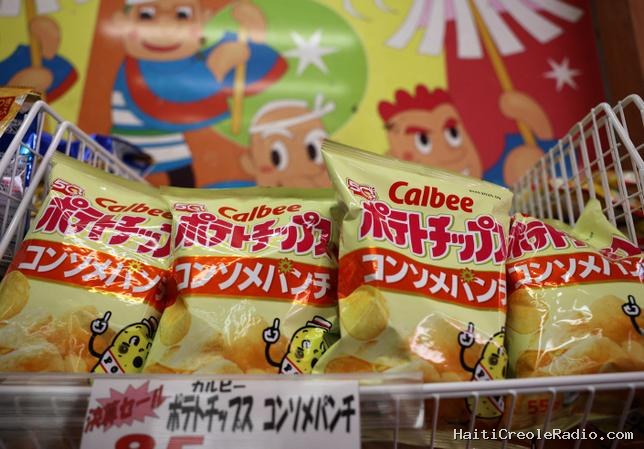 Au Japon, une marque de chips passe au packaging en noir et blanc à cause de la guerre en Iran