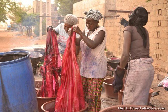 Au Mali, la très polluante production du bazin, l’étoffe colorée des grandes occasions