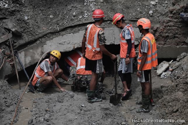 Au Népal, la bataille pour secourir les centaines de personnes piégées dans des tunnels