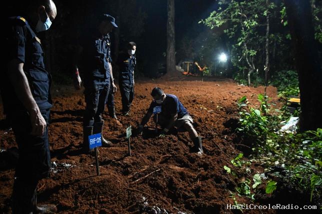 Au Népal, une forêt transformée en cimetière temporaire pour des victimes de la coulée de boue