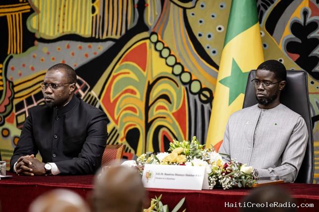 Au Sénégal, la rivalité entre Diomaye et Sonko vire au “vaudeville institutionnel”