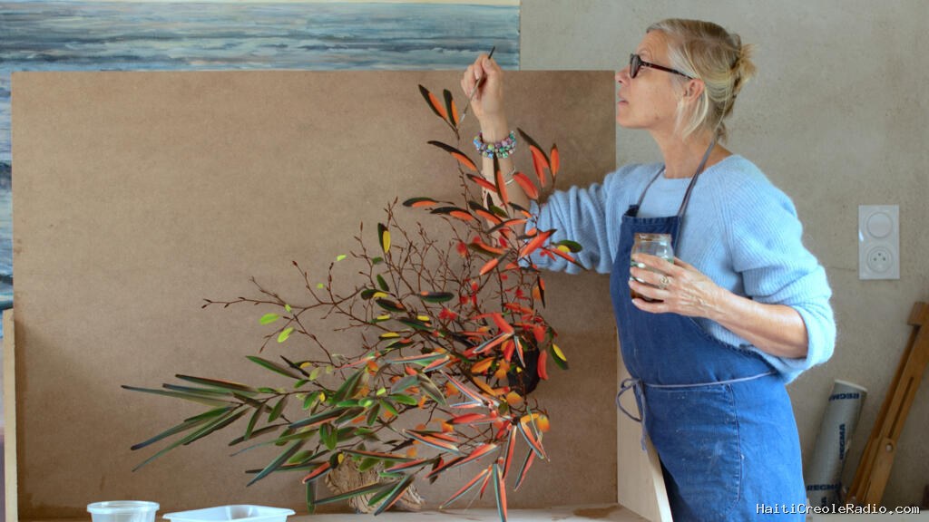 Avec Nelly Saunier, l'art de la plumasserie renaît de ses cendres
