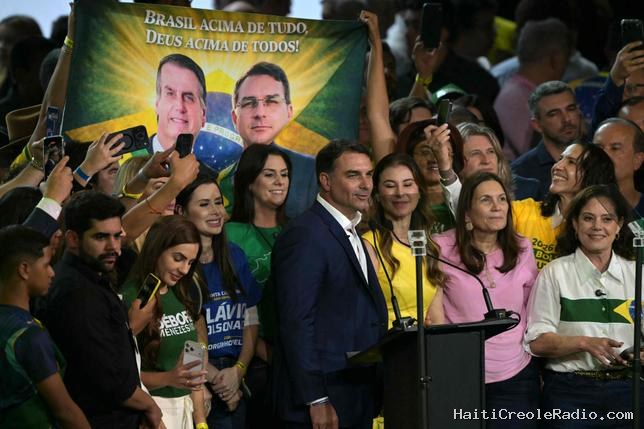 Brésil : à trois mois de la présidentielle, Flávio Bolsonaro “n’a rien d’autre à offrir que son nom”