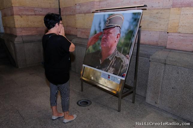 “Brûle en enfer” : même mort, Ratko Mladic continue de diviser les Balkans