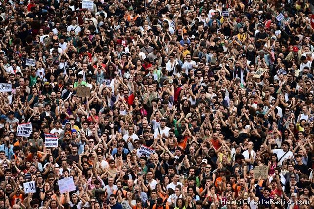 “C’est l’heure de la grève générale !” : en Espagne, des centaines de milliers de personnes dans la rue