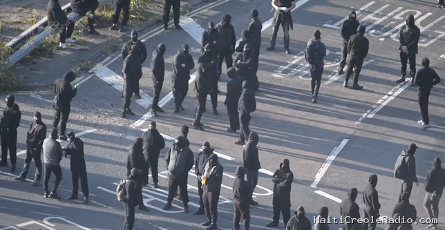 Cagoules et vêtements noirs : qui sont les militants anti-immigration derrière le blocage du port de Douvres ?
