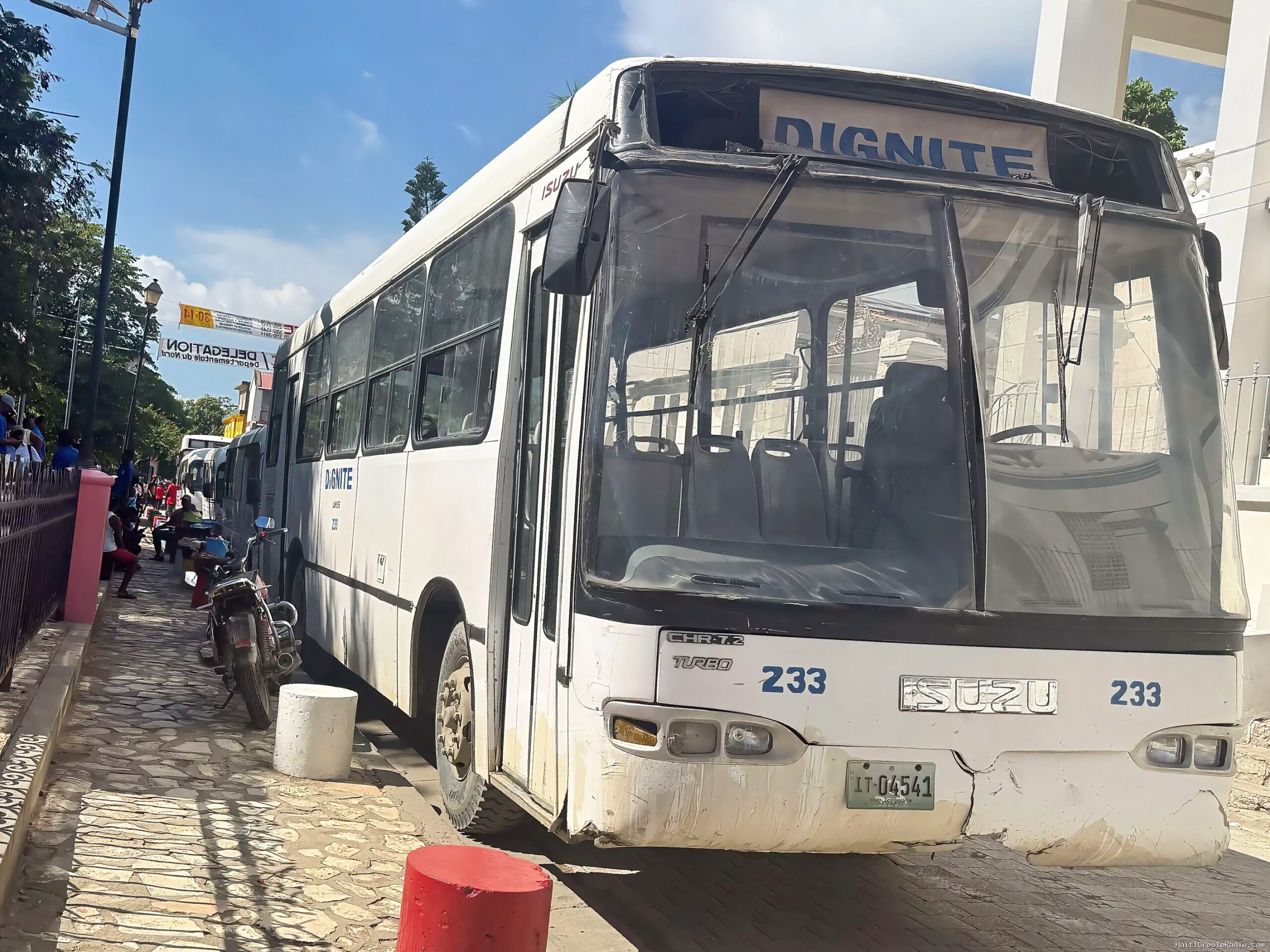 Cap-Haïtien : Dignité remet ses autobus en circulation pour le transport des élèves