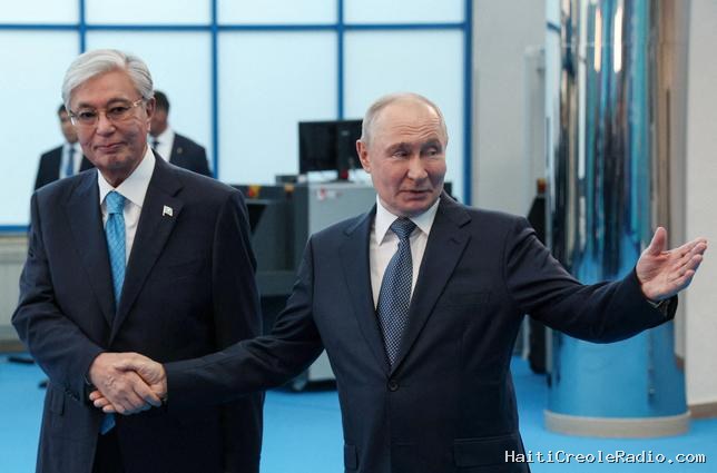 “Cela doit s’arrêter” : la vraie-fausse audace du président kazakh face à Poutine