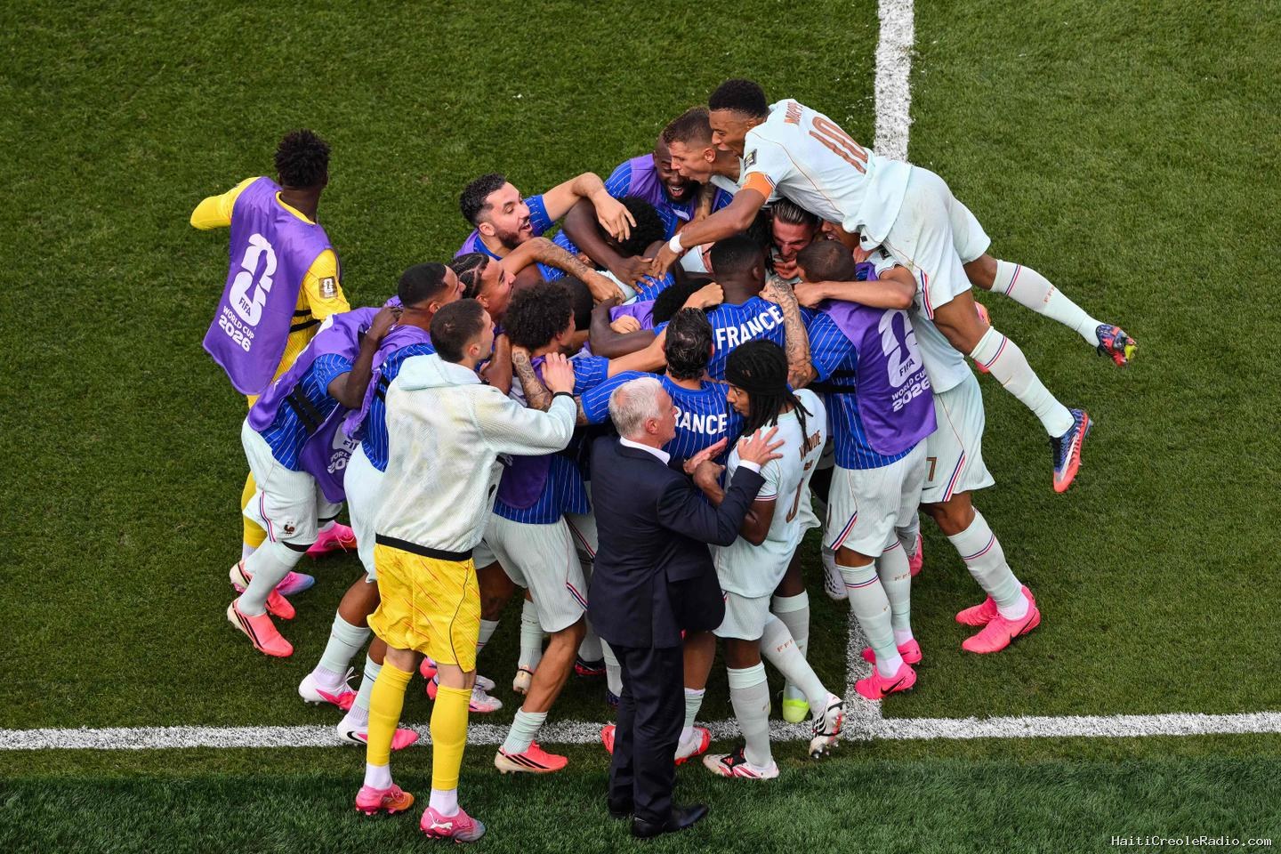 « C’est l’ADN de ce groupe d’être soudé » : la cohésion, l’autre atout de l’équipe de France avant son match contre l’Espagne