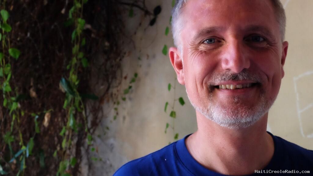 Christian Gremaud, comédien et sourd de naissance, en un mot, un geste et un silence