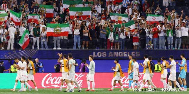 Coupe du monde 2026 : pour son entrée en lice, l’Iran perd la bataille des symboles dans les tribunes