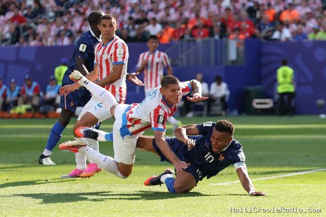 Coupe du monde : les Français “qui ont voulu faire les malins” se sont frottés à “la combativité guaranie”