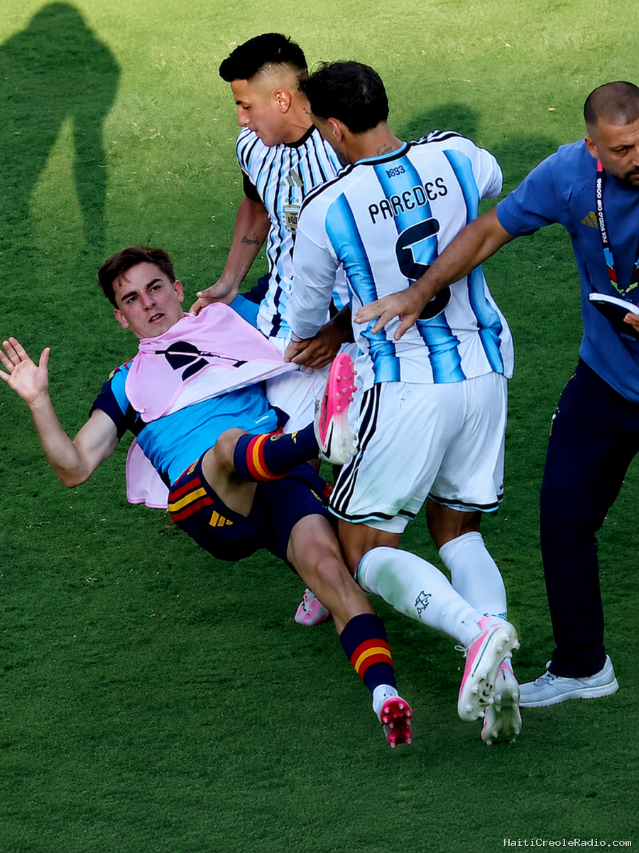 Coupe du Monde : Paredes suspendu pour 10 matchs, l’Argentine lourdement sanctionnée