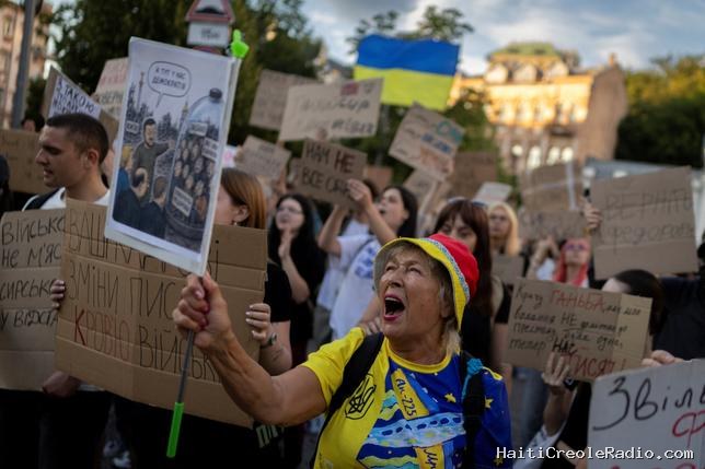 Crise politique en Ukraine : “Zelensky a franchi des lignes rouges de la société”