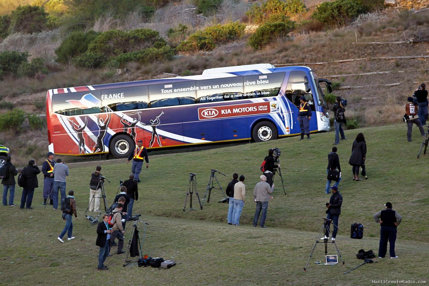 Dans « Le Bus : Les Bleus en grève », Raymond Domenech et Patrice Evra refont le match de Knysna à couteaux tirés