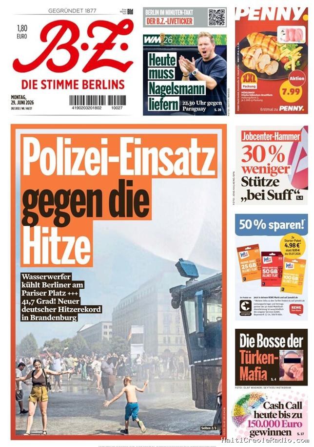 Danser sous les canons à eau : la police berlinoise arrose les passants en pleine canicule