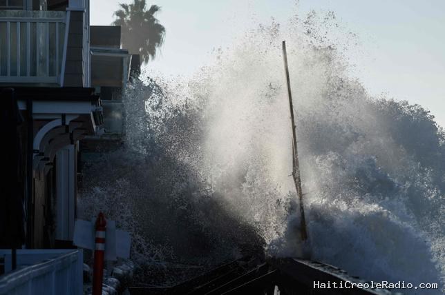 De puissantes vagues s’abattent sur la côte sud de la Californie, provoquant des dégâts et inondant des maisons