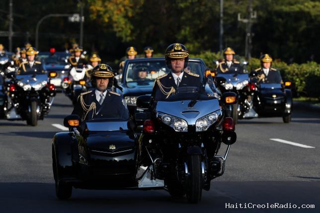 Des policiers formés en poésie : comment la “kogu-keisatsu” protège l’empereur du Japon