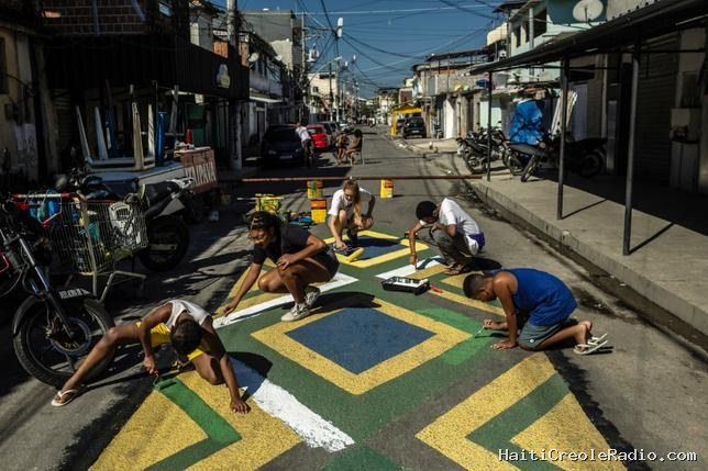 Des rues peintes en vert et jaune pour la Coupe du monde, une tradition qui renaît au Brésil
