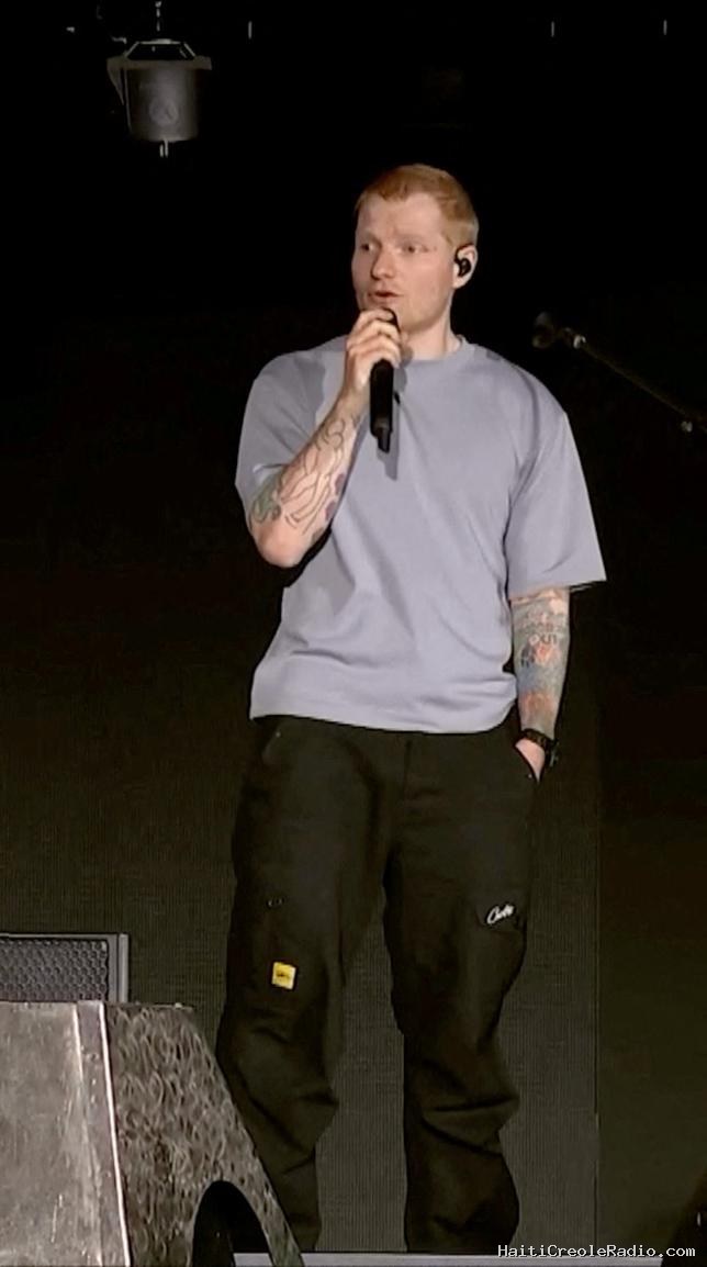 Ed Sheeran, lâché par les musiciens de sa tournée, s’excuse et juge “injustifiable” la situation à Gaza
