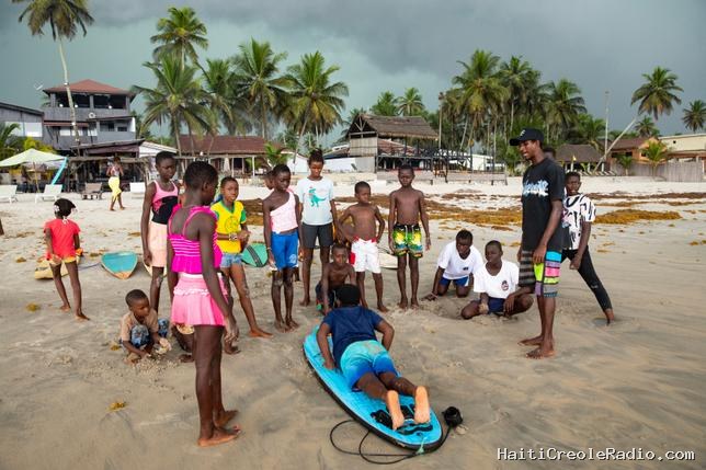 En Côte d’Ivoire, la jeunesse se prend de passion pour le surf