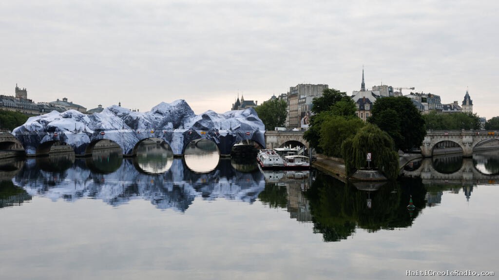 En image : "La Caverne" de l'artiste JR métamorphose le Pont Neuf à Paris