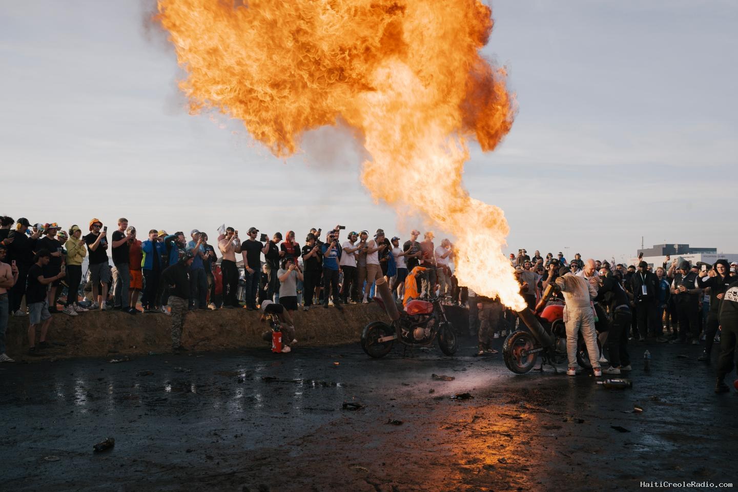En marge du Grand Prix de France Moto, flammes géantes et pétarade ininterrompue au Camping Bleu du Mans