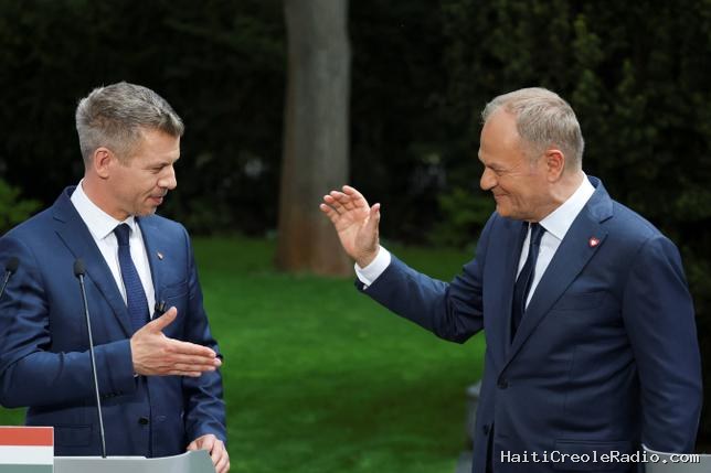 En Pologne, Peter Magyar et Donald Tusk mettent en scène leur “bromance”