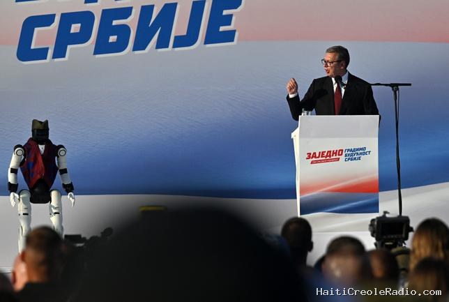 En Serbie, le candidat Vucic mise sur les robots et les taxis volants