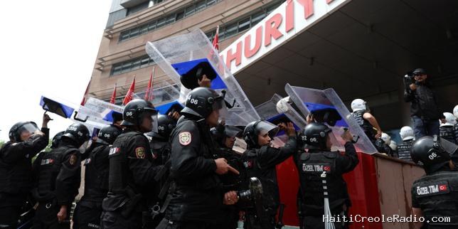 En Turquie, le siège du principal parti d’opposition pris d’assaut par la police à Ankara après la destitution de sa direction