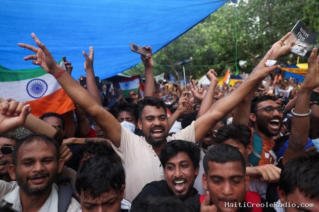 Éruption de joie en Inde après la démission du ministre de l’Éducation