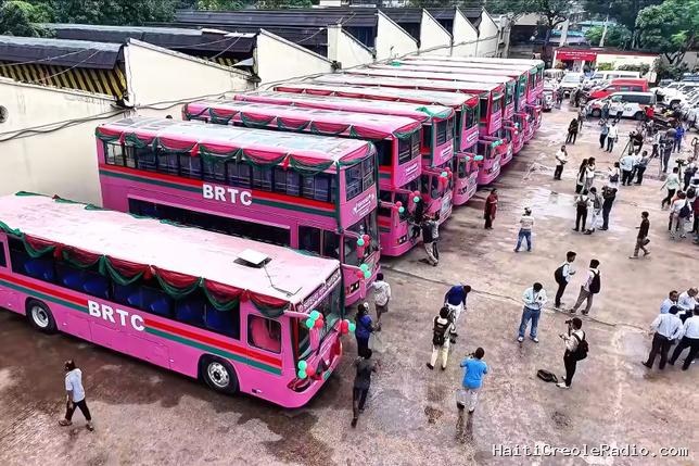 Face à l’insécurité dans les transports, le Bangladesh crée des “bus roses” réservés aux femmes