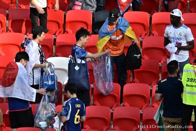 “Faites-le plutôt à la maison” : au Japon, le ménage des supporteurs agace