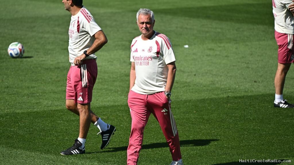Football: en Espagne: le Real Madrid mise sur Mourinho pour détrôner le Barça