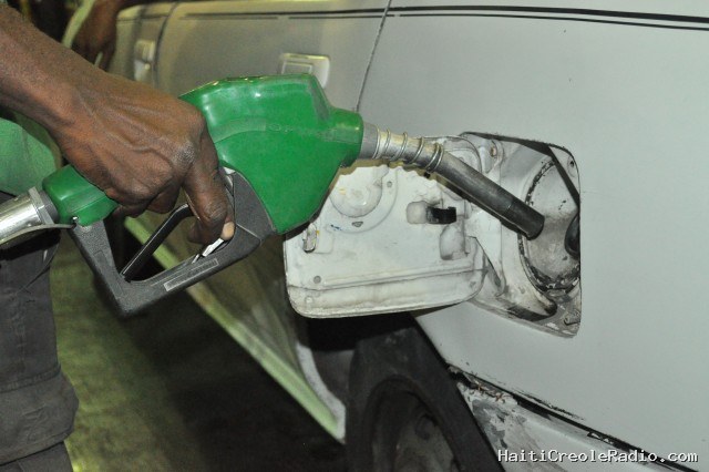 Haïti | Carburant suspect à la pompe : après avoir interdit l’essence des trottoirs, l’État peut-il garantir celle des stations-service ?