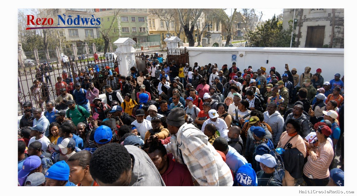 Haiti–Chili | Mauvaise gestion consulaire : des Haïtiens venus réclamer casier judiciaire, carte ONI et passeport enfoncent la barrière de l’ambassade à Santiago