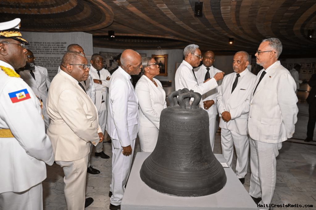 HAÏTI — LA CLOCHE SONNE LA FIN DE LA RÉCRÉATION : COSTUMES BLANCS, BILAN NOIR, HUMILIATION ET DÉRISION !