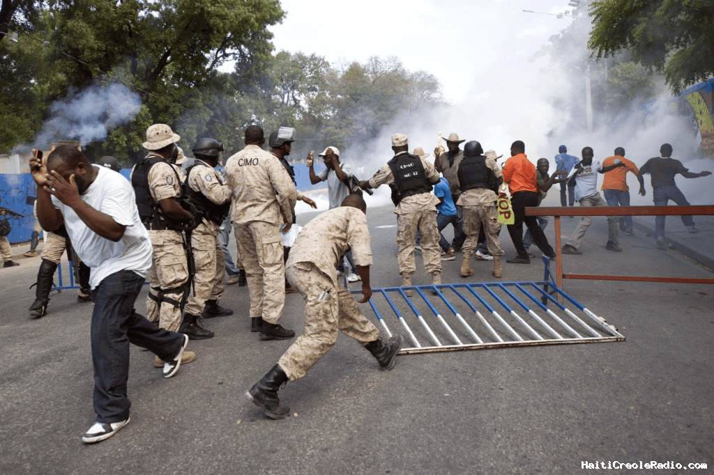Haïti | La police disperse violemment des manifestants non armés à Port-au-Prince, tandis qu’à Kenscoff les gangs sont toujours actifs