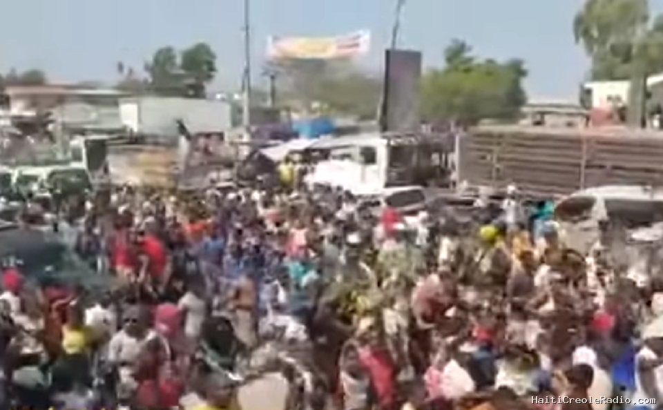 Haïti — Retour discret de Washington : premières manifestations à Delmas contre Fils-Aimé, des barricades enflammées et des appels à son départ immédiat